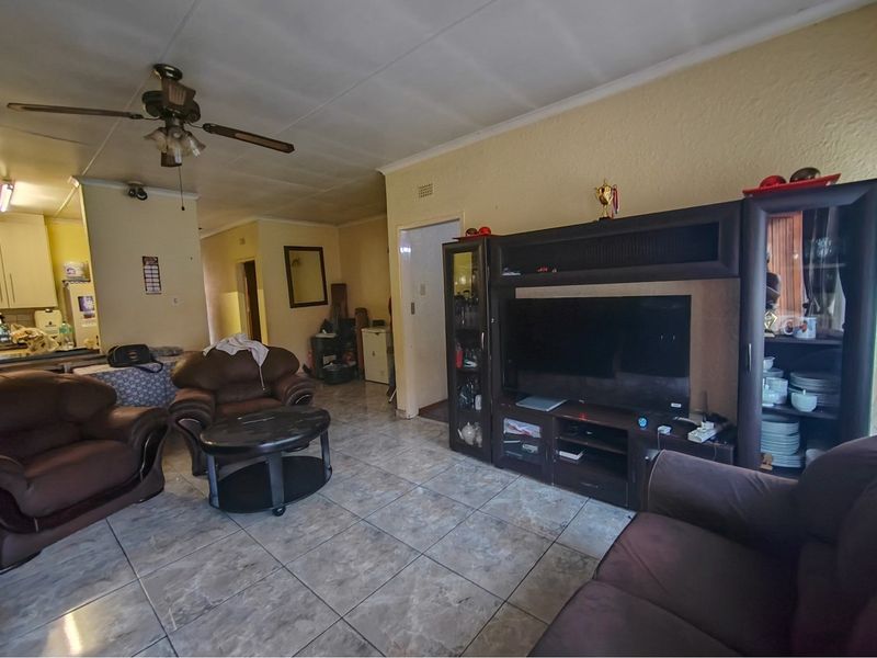 2 Bedroom Townhouse in Middelburg Central - Photo 6