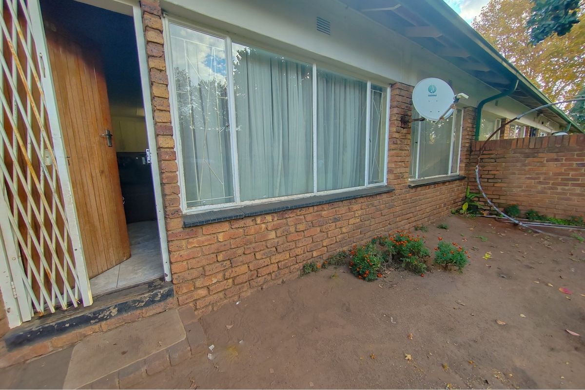 2 Bedroom Townhouse in Middelburg Central - Photo 3