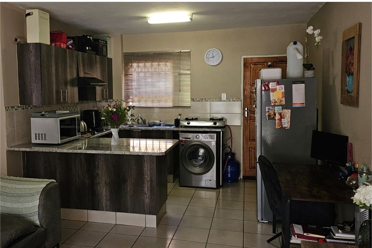 2-Bed 1 bath Apartment in Witfield Boksburg" - Photo 5