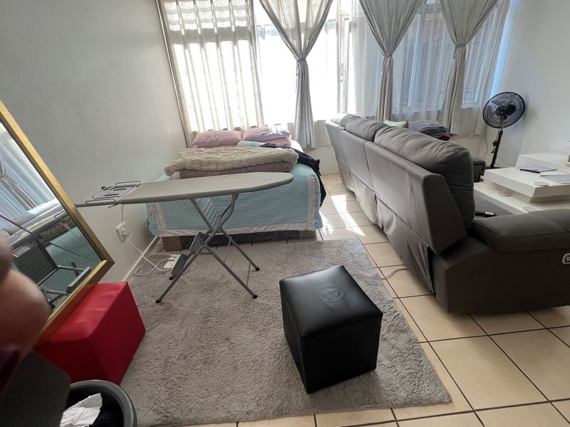 Spacious Bachelor Flat in Prime Location - Photo 9