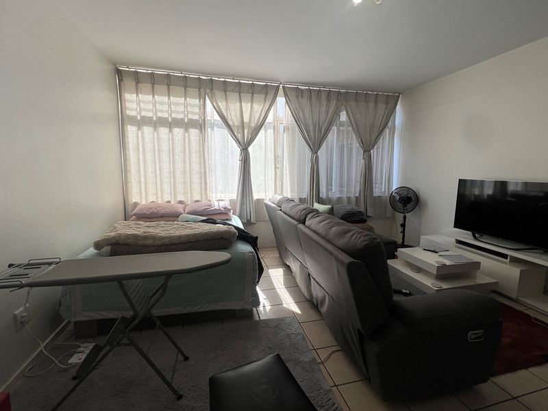 Spacious Bachelor Flat in Prime Location - Photo 8