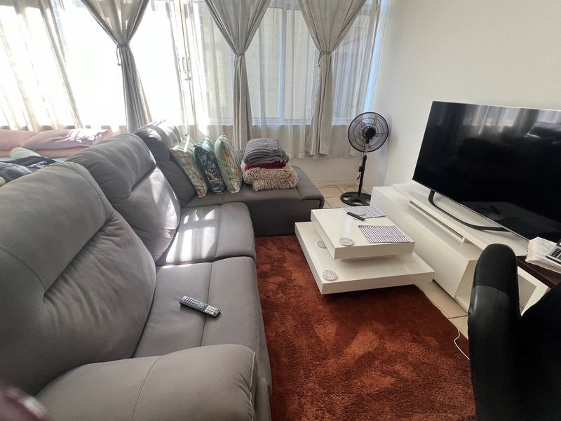 Spacious Bachelor Flat in Prime Location - Photo 7