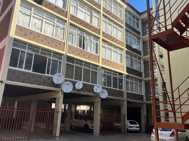 Spacious Bachelor Flat in Prime Location - Photo 6