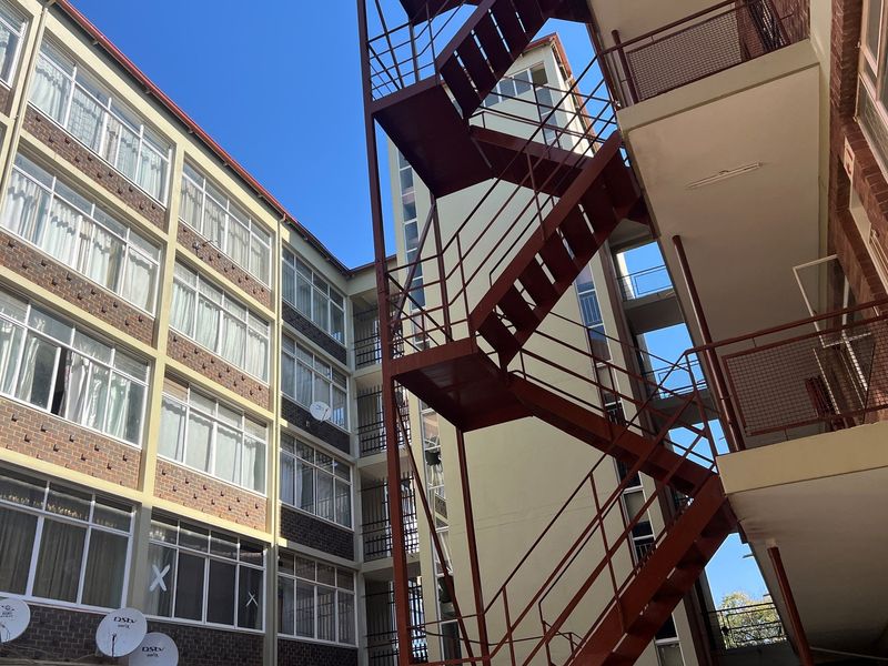 Spacious Bachelor Flat in Prime Location - Photo 3