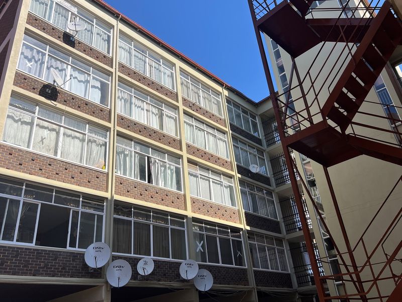 Spacious Bachelor Flat in Prime Location - Photo 2