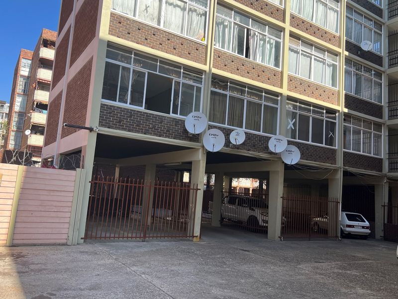 Spacious Bachelor Flat in Prime Location - Photo 5