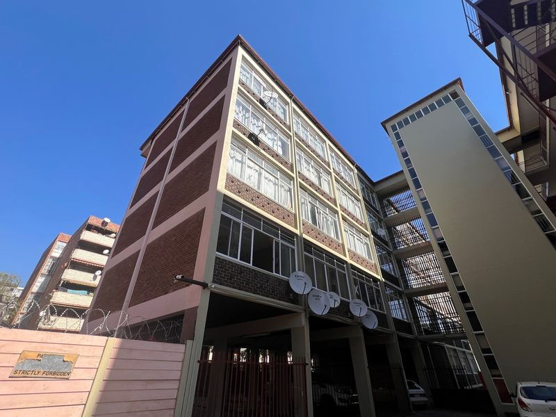 Spacious Bachelor Flat in Prime Location - Photo 4