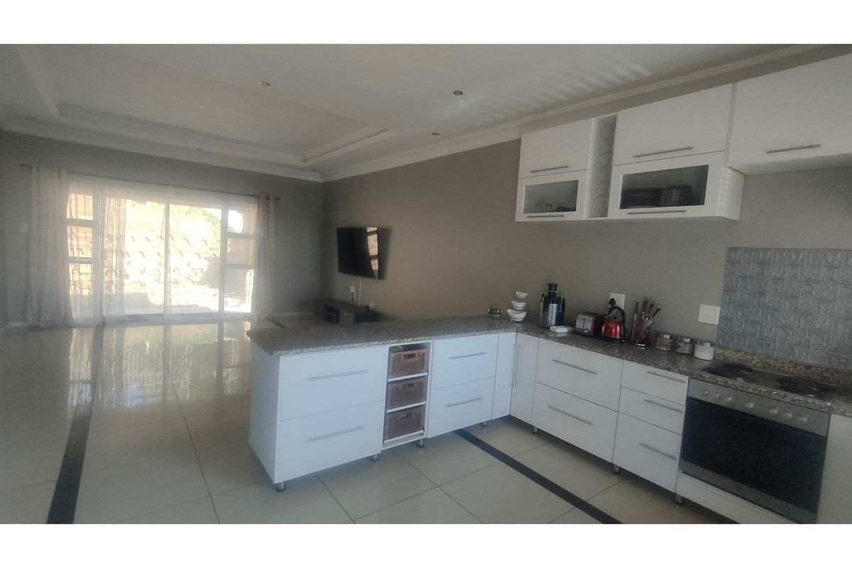 "Charming 3-Bed Oasis in Newlands West" - Photo 5