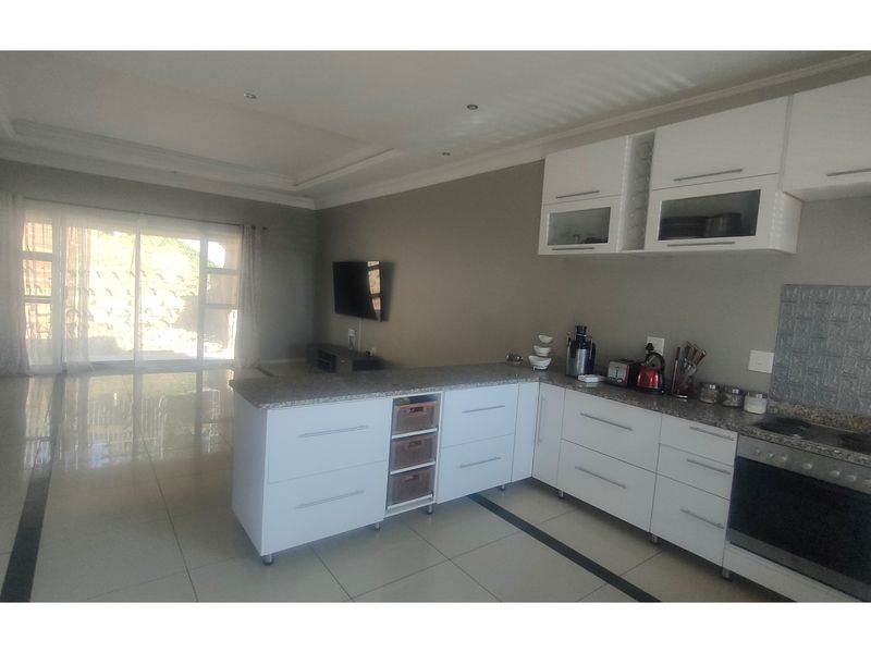 "Charming 3-Bed Oasis in Newlands West" - Photo 5