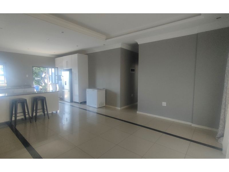 "Charming 3-Bed Oasis in Newlands West" - Photo 8