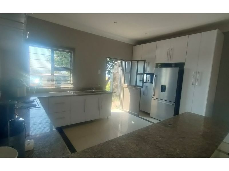 "Charming 3-Bed Oasis in Newlands West" - Photo 6