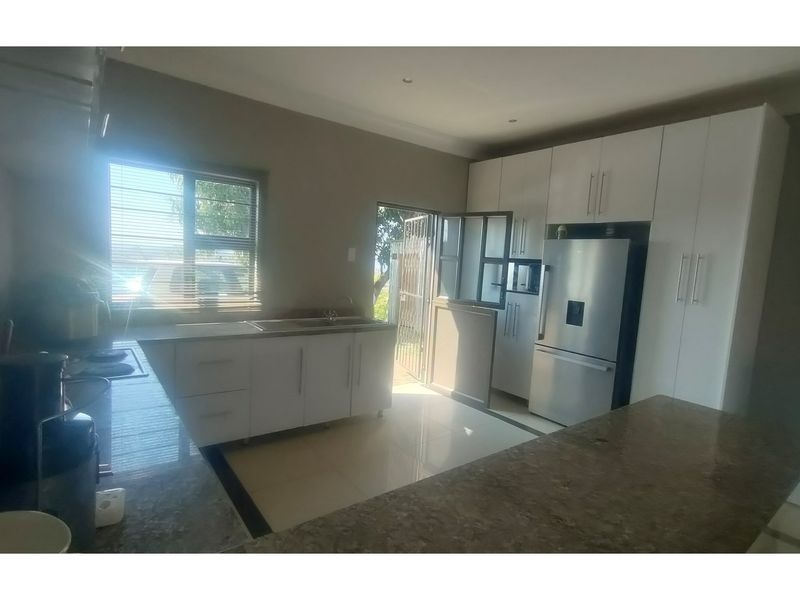 "Charming 3-Bed Oasis in Newlands West" - Photo 7