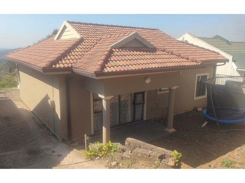 "Charming 3-Bed Oasis in Newlands West" - Photo 2