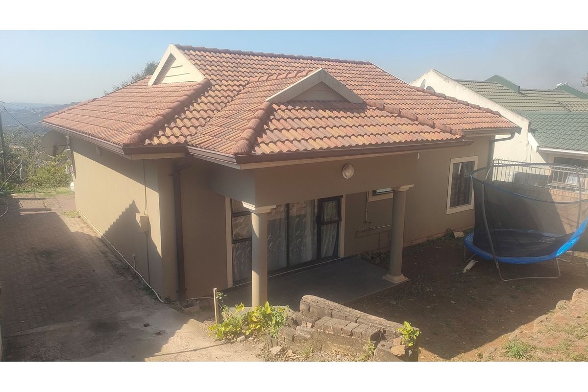 "Charming 3-Bed Oasis in Newlands West" - Photo 2