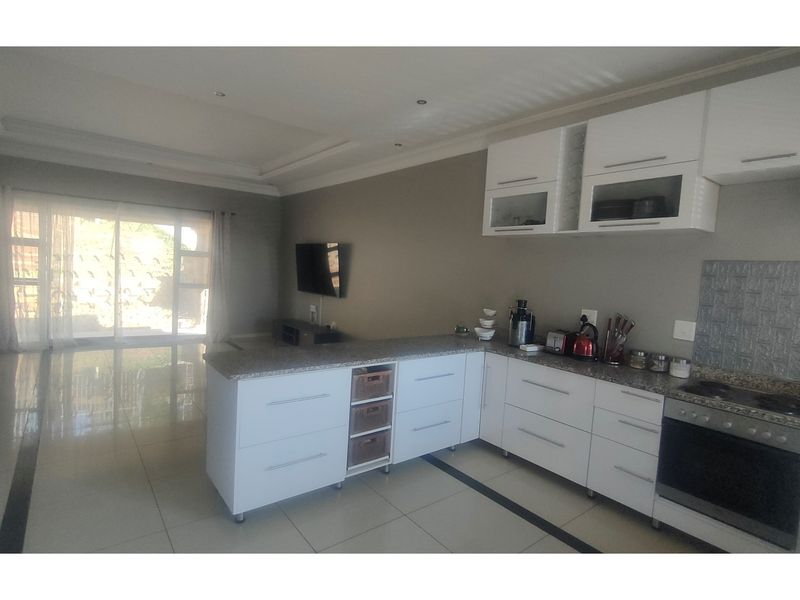 "Charming 3-Bed Oasis in Newlands West" - Photo 4