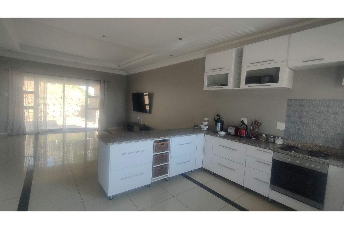 "Charming 3-Bed Oasis in Newlands West" - Photo 4