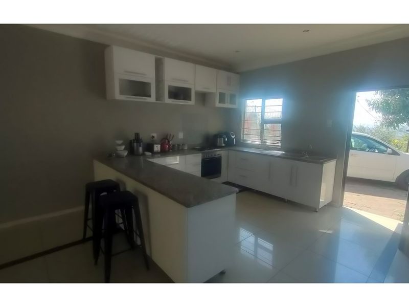 "Charming 3-Bed Oasis in Newlands West" - Photo 3