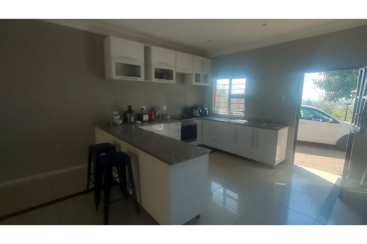 "Charming 3-Bed Oasis in Newlands West" - Photo 3