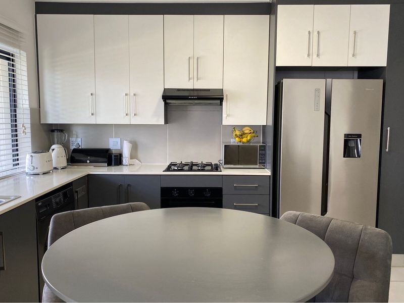 Modern 3-Bed Apartment in Ballito Central - Photo 2