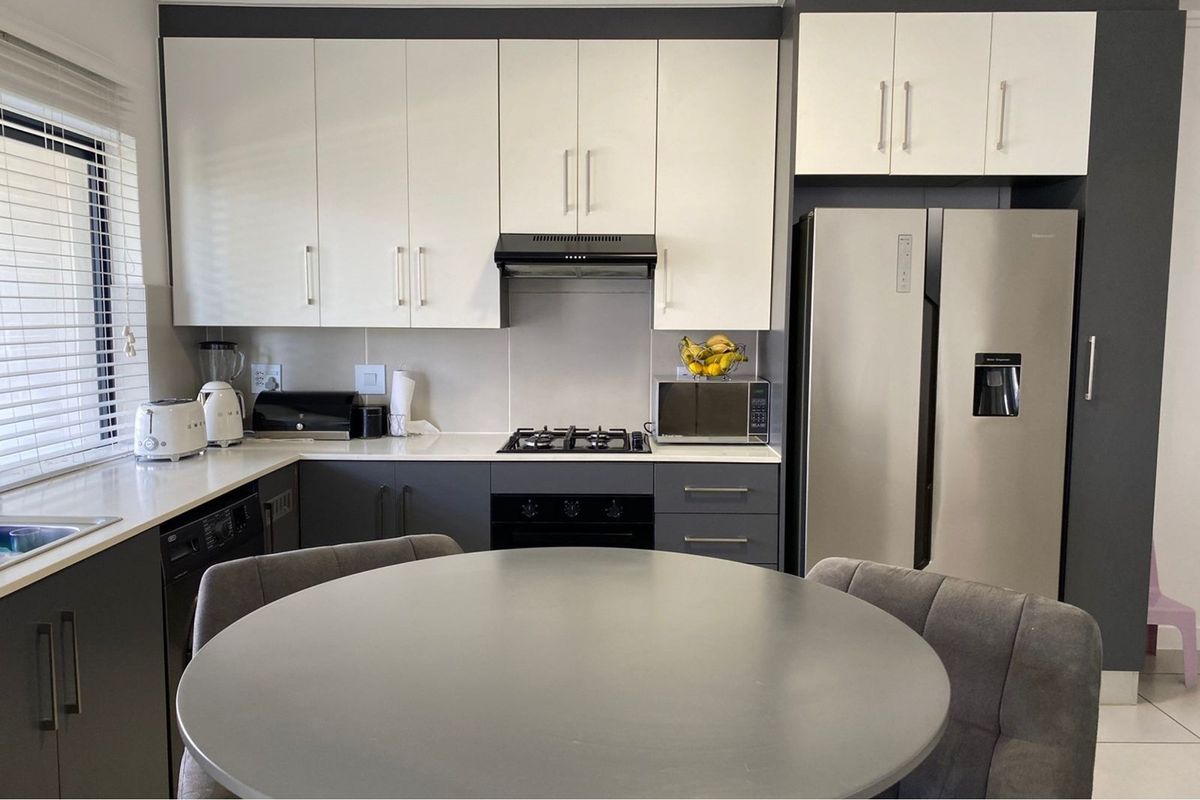 Modern 3-Bed Apartment in Ballito Central - Photo 2