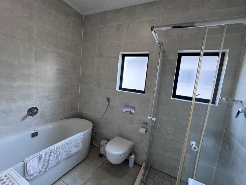 Polofields Modern 2-Bed Apartment with Furniture and Appliances Included - Photo 9