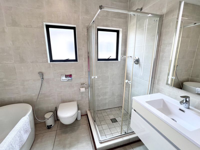 Polofields Modern 2-Bed Apartment with Furniture and Appliances Included - Photo 8