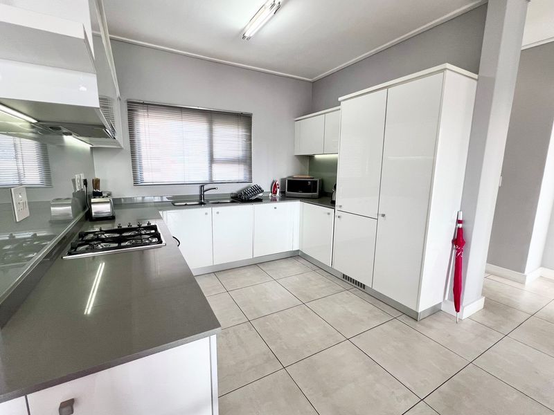 Polofields Modern 2-Bed Apartment with Furniture and Appliances Included - Photo 6