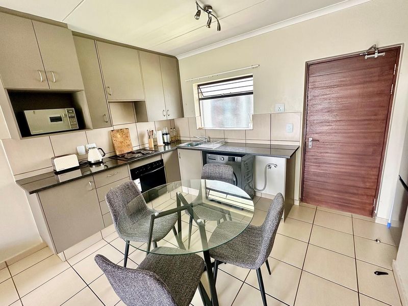 Modern 1-Bedroom Apartment with Open Balcony and Communal Pool in Barbeque Downs - Photo 7