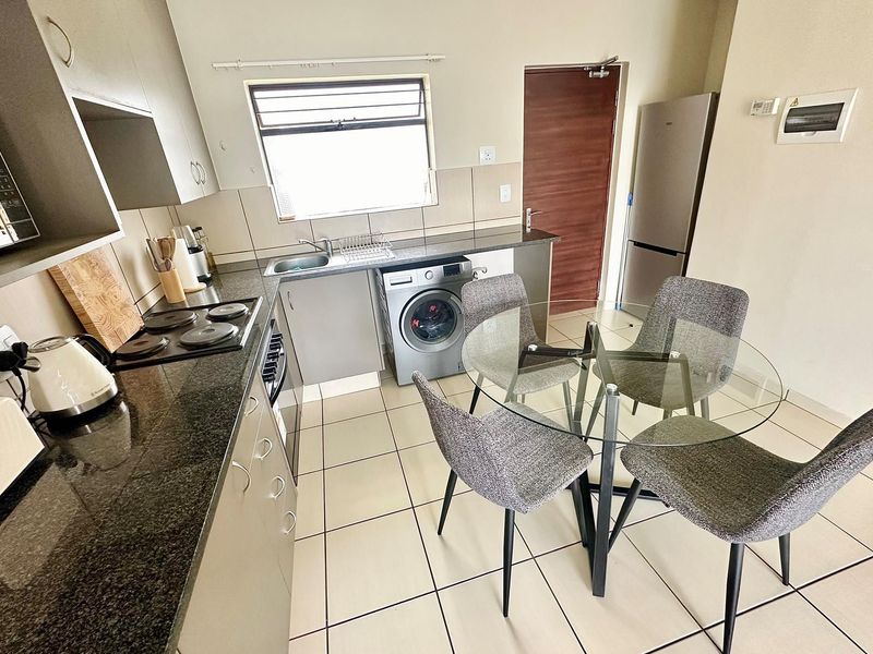 Modern 1-Bedroom Apartment with Open Balcony and Communal Pool in Barbeque Downs - Photo 6