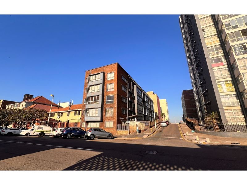 Newly Renovated 2.5-Bedroom Apartment in South Beach - Photo 3
