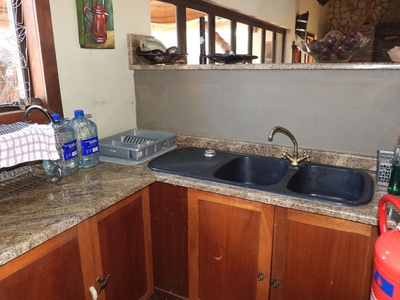 Charming 4-bedroom thatch home for Sale - Highlands Wilderness, Bela Bela - Photo 9