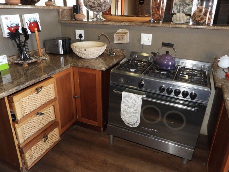 Charming 4-bedroom thatch home for Sale - Highlands Wilderness, Bela Bela - Photo 8