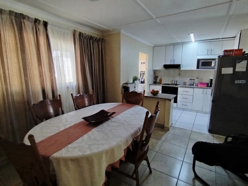 A FOUR BEDROOM FAMILY HOME FOR SALE IN RICHEM, EMPANGENI - Photo 9