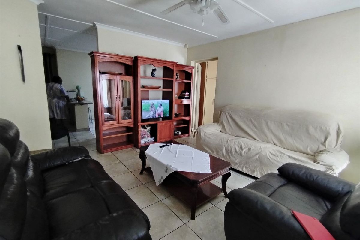 A FOUR BEDROOM FAMILY HOME FOR SALE IN RICHEM, EMPANGENI - Photo 5