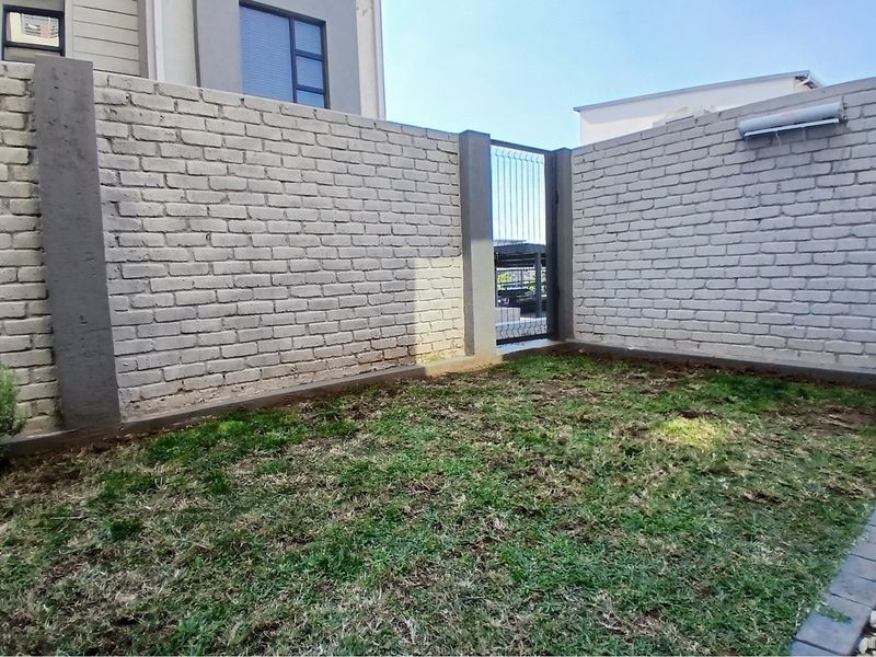 2-BEDROOM 2 BATHROOM 2 CAR PARK AVAILABLE FOR SALE - Photo 3