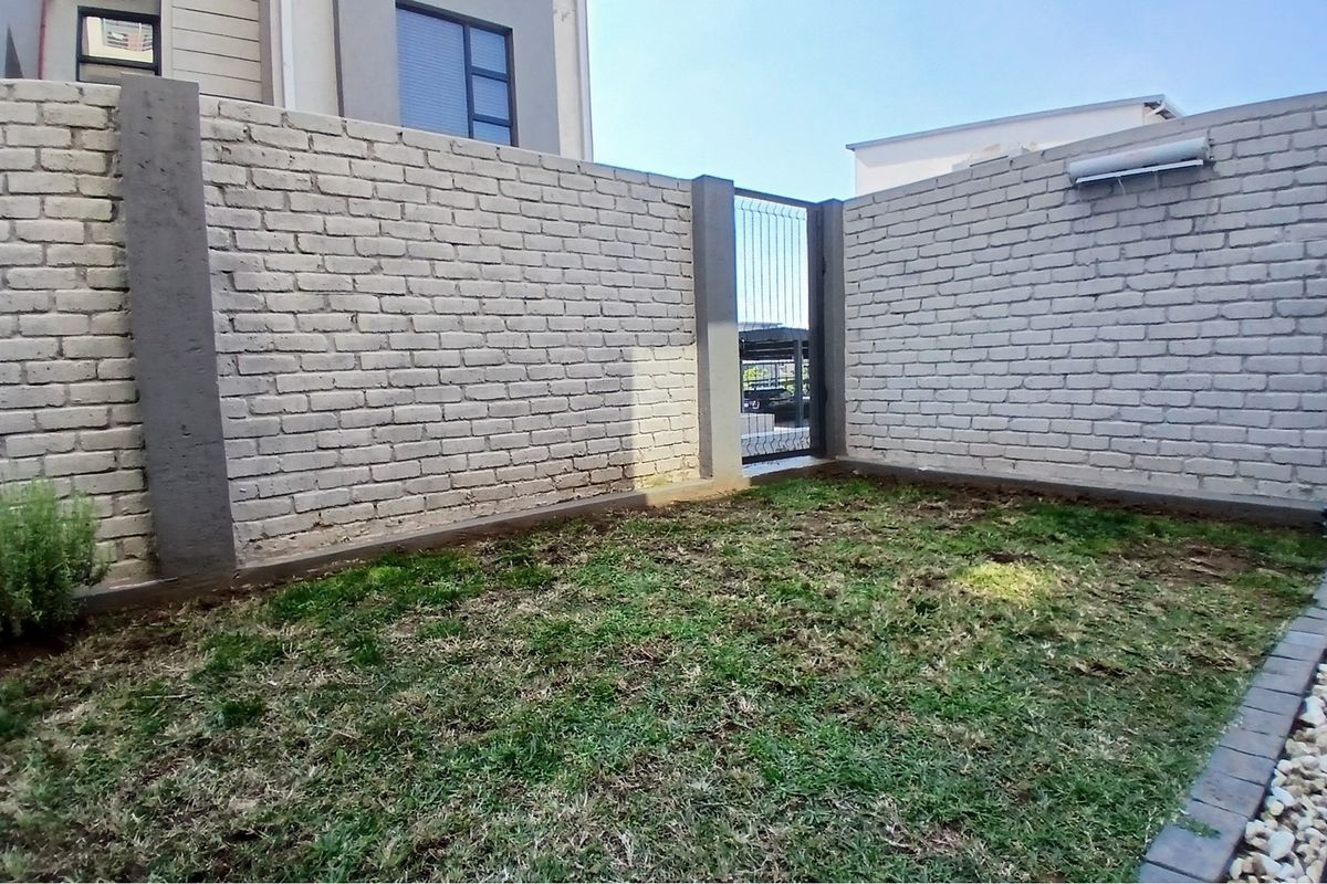 2-BEDROOM 2 BATHROOM 2 CAR PARK AVAILABLE FOR SALE - Photo 3