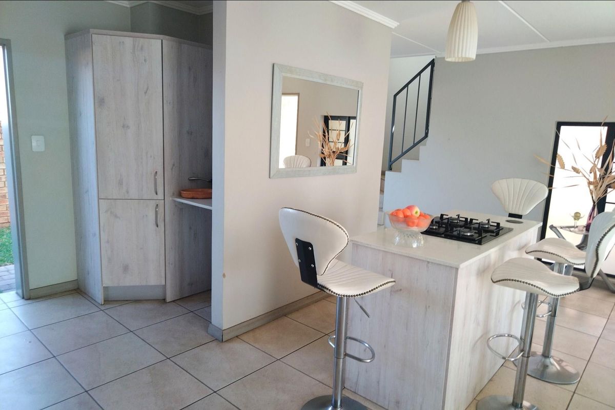 3 Bedroom Townhouse For Sale in Amberfield - Photo 2