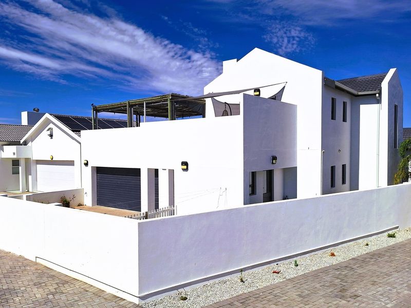 Estate Living at its finest: Stylish, Secure, Serene with partial Ocean Views. - Photo 4