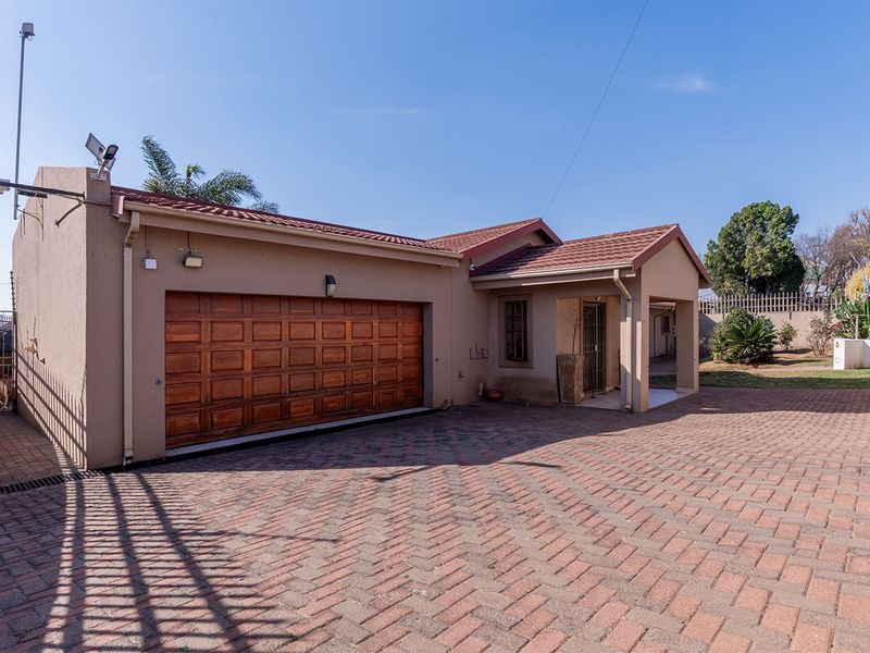Stylish 4-Bedroom Family Haven with Luxury Entertainment and Modern Comforts - Photo 1