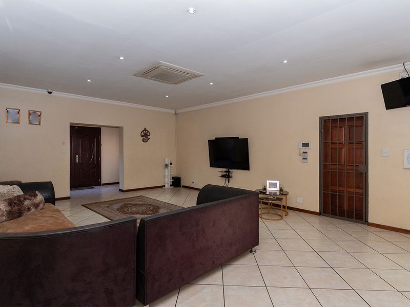 Stylish 4-Bedroom Family Haven with Luxury Entertainment and Modern Comforts - Photo 10