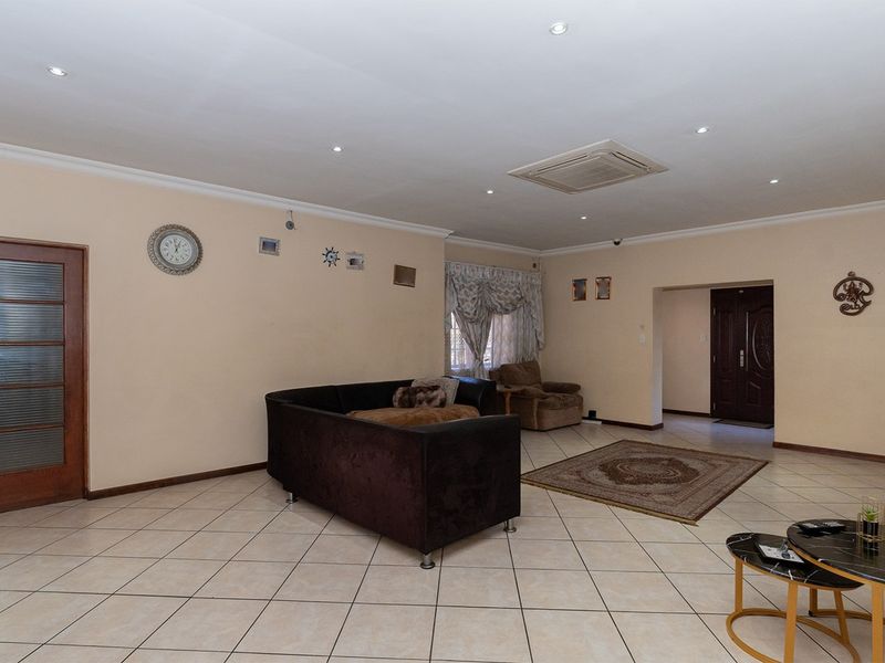 Stylish 4-Bedroom Family Haven with Luxury Entertainment and Modern Comforts - Photo 9