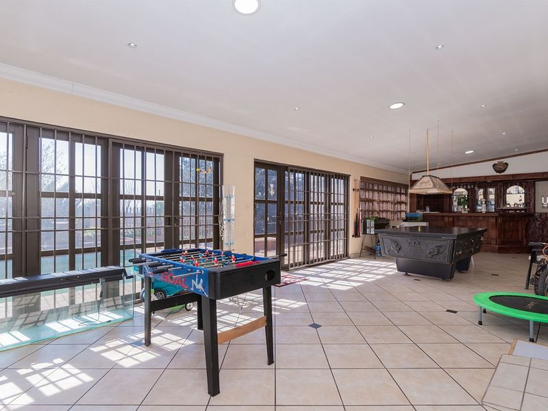 Stylish 4-Bedroom Family Haven with Luxury Entertainment and Modern Comforts - Photo 8
