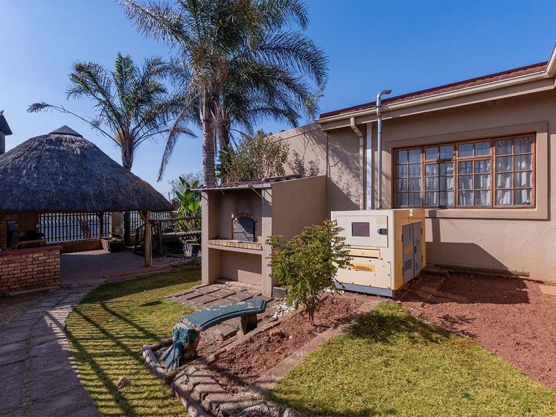 Stylish 4-Bedroom Family Haven with Luxury Entertainment and Modern Comforts - Photo 7