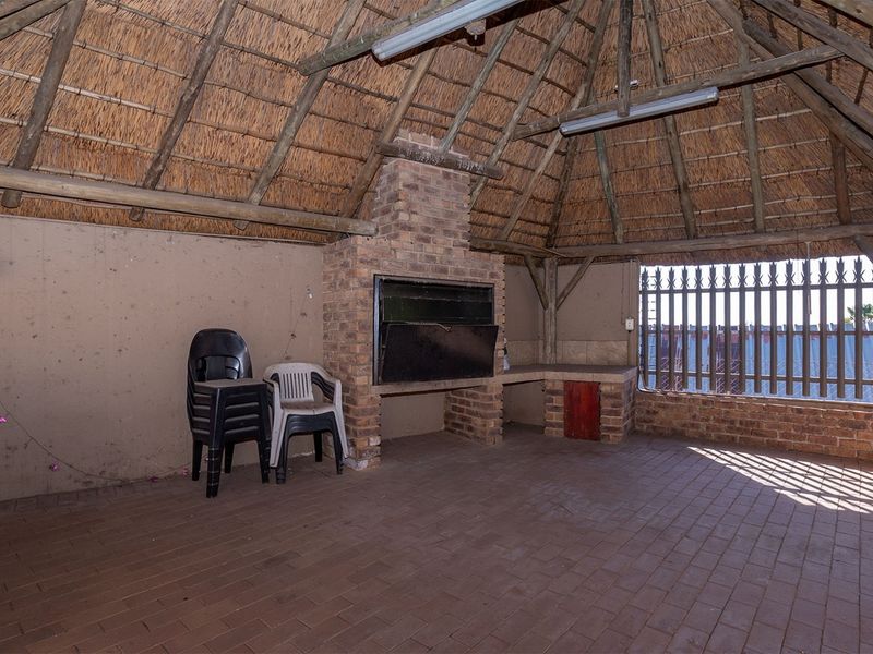 Stylish 4-Bedroom Family Haven with Luxury Entertainment and Modern Comforts - Photo 6