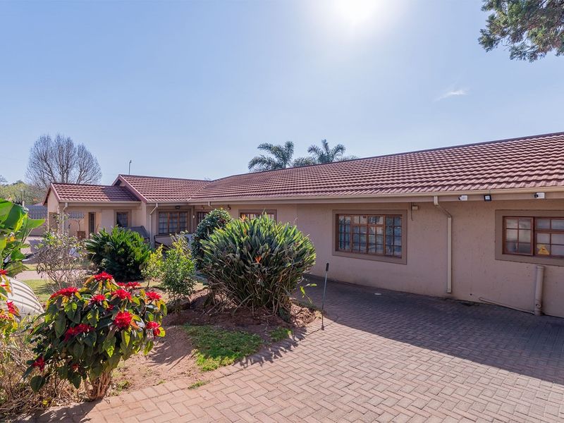 Stylish 4-Bedroom Family Haven with Luxury Entertainment and Modern Comforts - Photo 2