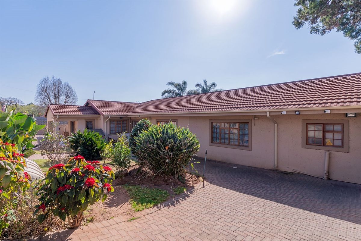 Stylish 4-Bedroom Family Haven with Luxury Entertainment and Modern Comforts - Photo 2