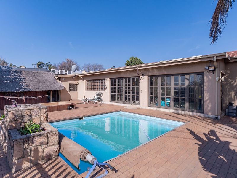 Stylish 4-Bedroom Family Haven with Luxury Entertainment and Modern Comforts - Photo 3