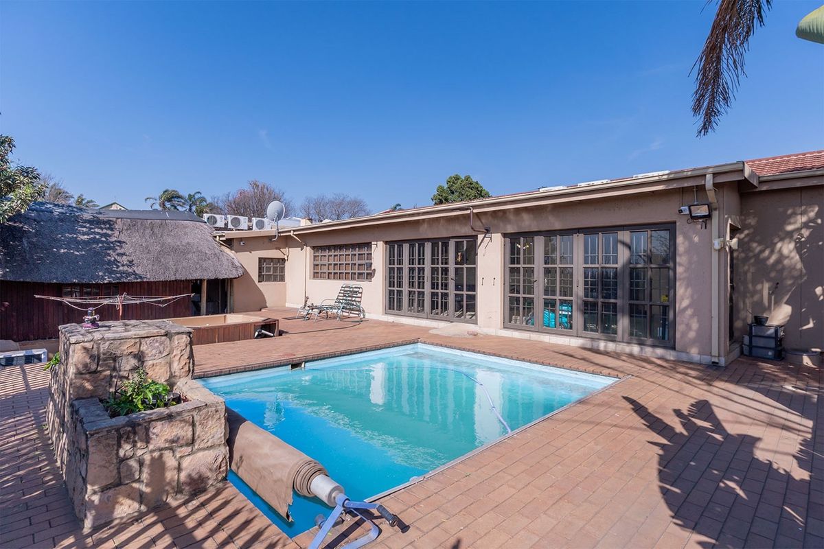Stylish 4-Bedroom Family Haven with Luxury Entertainment and Modern Comforts - Photo 3