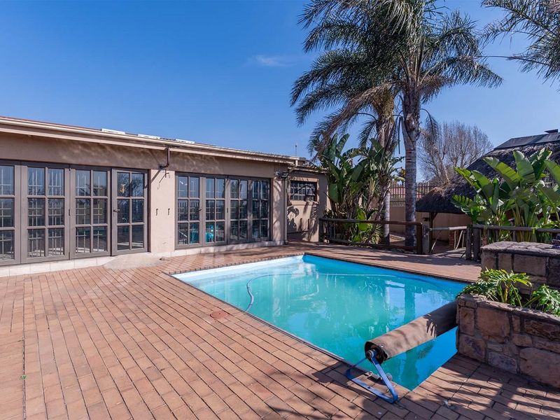 Stylish 4-Bedroom Family Haven with Luxury Entertainment and Modern Comforts - Photo 4