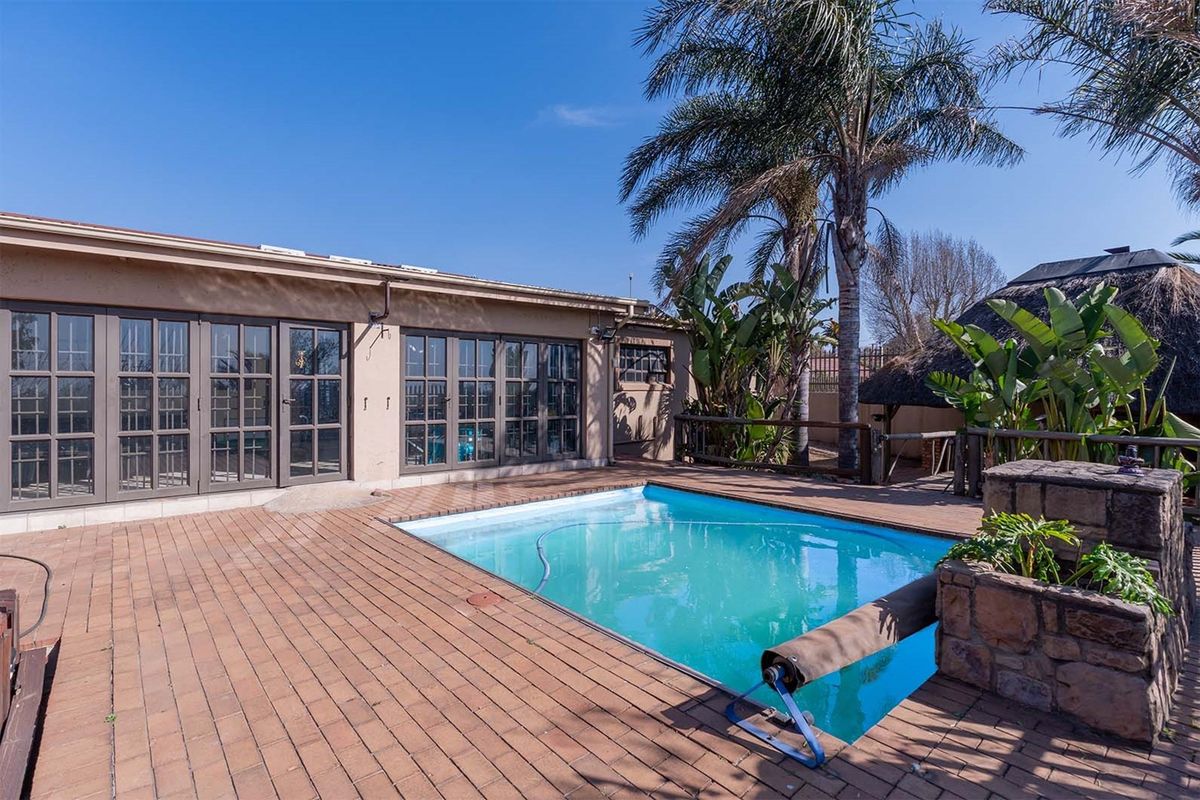 Stylish 4-Bedroom Family Haven with Luxury Entertainment and Modern Comforts - Photo 4